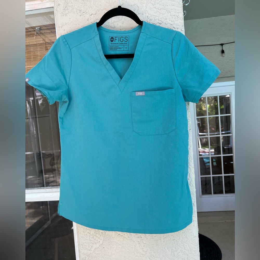 FIGS sea foam green one pocket scrub top. Size XS. Color: marine